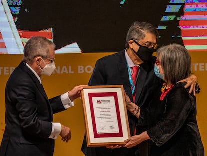 Enrique Ibarra, representante del Gobierno de Jalisco, y el escritor Sergio Ramírez entregan el premio FIL a Diamela Eltit.