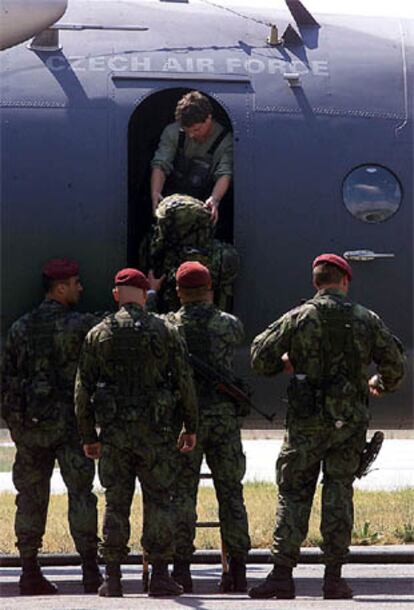 <font size="2"><b>El primer contingente de la OTAN llega a Macedonia para verificar el alto el fuego</font></b><br>En la imagen, paracaidistas checos en el aeropuerto de Skopje.