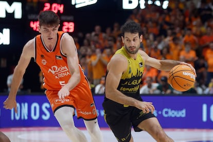 El escolta de La Laguna Tenerife Bruno Fitipaldo avanza con el balón perseguido por Sergio de Larrea, del Valencia Basket.
