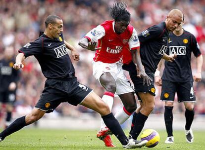 Adebayor, entre Ferdinand y Brown