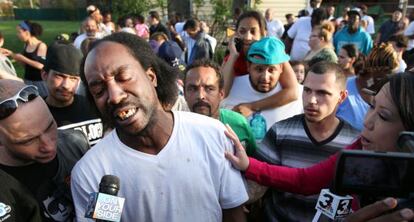 El vecino Charles Ramsey atiende a los medios cerca de su domicilio.