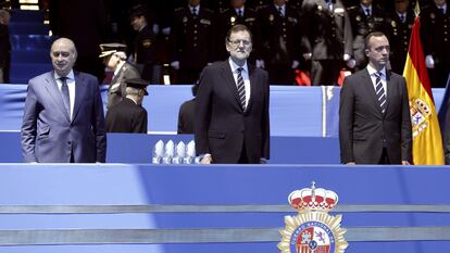 El ex presidente del Gobierno, Mariano Rajoy, en el centro, acompañado a su derecha por su ministro del Interior, Jorge Fernández Díaz y su secretario de Estado de Seguridad, Francisco Martínez, en una fotografía de archivo.