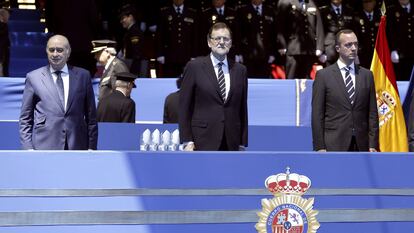 El presidente del Gobierno, Mariano Rajoy, el ministro del Interior, Jorge Fernández Díaz, y el secretario de Estado de Seguridad, Francisco Martínez, en un acto en 2014.