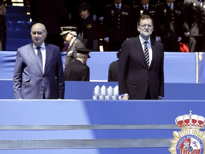 El presidente del Gobierno, Mariano Rajoy, el ministro del Interior, Jorge Fernández Díaz, y el secretario de Estado de Seguridad, Francisco Martínez, en un acto en 2014.