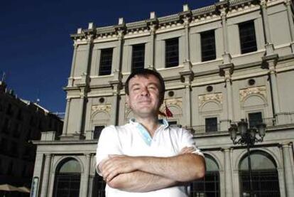 El sopranista Angelo Manzotti ante la entrada principal del Teatro Real.