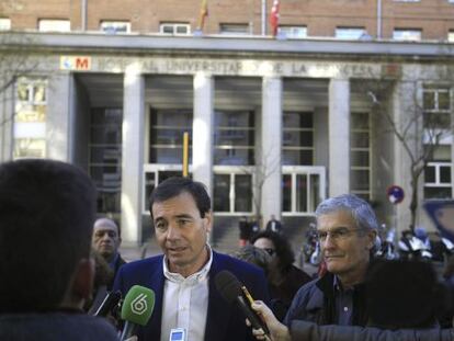 Tomás Gómez, tras su visita al Hospital de La Princesa de Madrid.