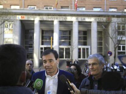 Tom&aacute;s G&oacute;mez, tras su visita al Hospital de La Princesa de Madrid.