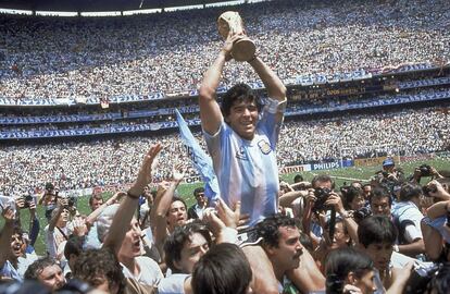 Diego Armando Maradona sostiene la Copa del Mundo de fútbol que Argentina gano en 1986.