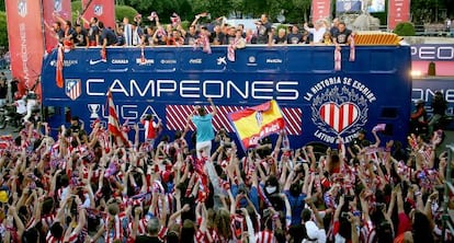 Los jugadores del Atlético, durante el paseo en el autocar por las calles de Madrid