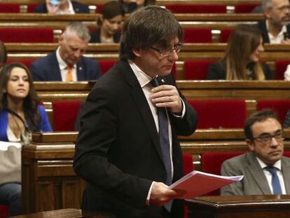 El presidente de la Generalitat, Carles Puigdemont, antes de su intervenci&oacute;n en el pleno del debate de pol&iacute;tica general en Catalu&ntilde;a.