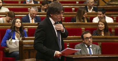 El presidente de la Generalitat, Carles Puigdemont, antes de su intervención en el pleno del debate de política general en Cataluña.