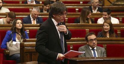 El presidente de la Generalitat, Carles Puigdemont, antes de su intervenci&oacute;n en el pleno del debate de pol&iacute;tica general en Catalu&ntilde;a.