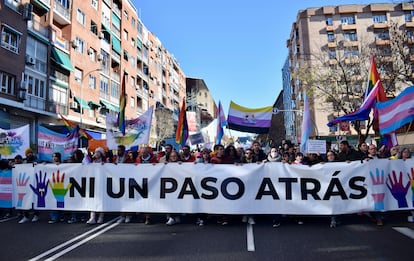 Cerca de 1.500 personas, entre organizaciones LGTBI, familias y dirigentes políticos, participaron de la manifestación, que recorrió la ronda de Atocha.