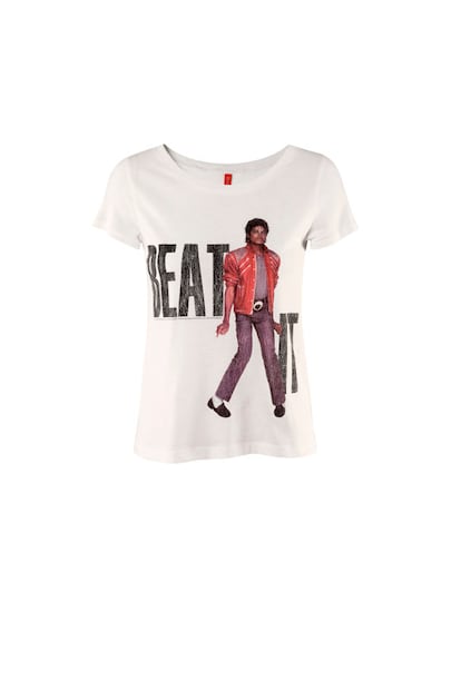 A su compadre Michael Jackson podremos rendirle tributo no musical en H&M: allí han estampado la portada de Beat It en diseños de punto blanco y manga corta por 14.95 euros.
