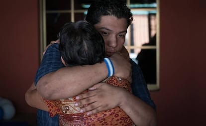 Hansel Vázquez, líder universitario, abraza a su madre luego de ser excarcelado por el régimen de Daniel Ortega.