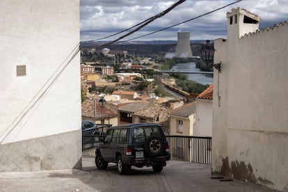 En Ascó, la gigantesca torre de refrigeración de la central nuclear se divisa desde diversas calles del pueblo.