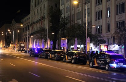 El Gobierno español estudia elevar al máximo el nivel de alerta. En la foto, el despliegue de seguridad frente al Congreso de los Diputados tras los atentados en París.