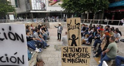 Estudiantes dan clase al aire libre junto a la estaci&oacute;n del metro de Col&oacute;n en Valencia.