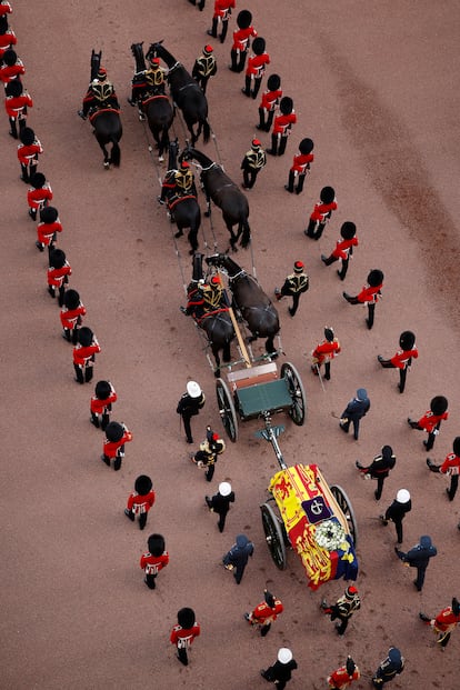 El ataúd de la reina Isabel II, durante el traslado hasta Westminster Hall, este miércoles.