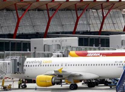 Aviones de Vueling e Iberia, las dos únicas aeolíneas españolas que cotizarán en Bolsa a partir de diciembre, en Barajas.