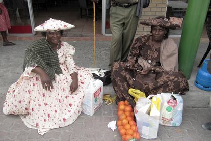 En Maun hay muchos inmigrantes de Namibia. En la imagen dos mujeres con el traje y tocado típico de su etnia