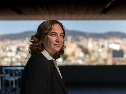 La alcaldesa Ada Colau, ayer, en la terraza del Ayuntamiento de Barcelona.