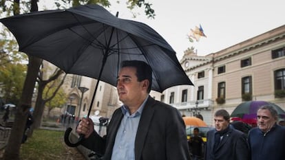 El exalcalde de Sabadell Manuel Bustos tras el registro policial en el Ayuntamiento.