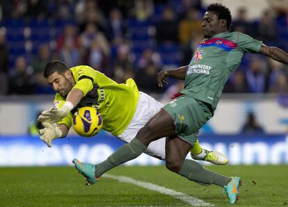 El guardameta Kiko Casilla (i), canterano del Real Madrid, vuelve al club de Concha Espina. Es el último producto de la Fábrica que ha retornado. Dejará 6,5 millones de euros en las arcas del Espanyol.