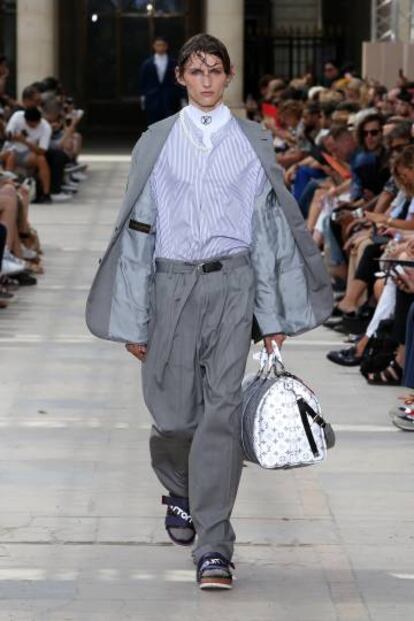 Sastrería desestructurada en la colección que Kim Jones, el director creativo de la línea masculina de Louis Vuitton, ha diseñado para la primavera de 2018.