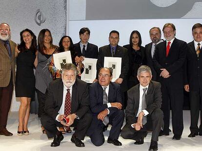 De izquierda a derecha y de arriba abajo, Fernando Savater, Blanca Marsillach, Àngels Barceló, Sanjuana Martínez, Ernesto Hernández Busto, César René Blanco, Adela Navarro, Ignacio Polanco, Juan Luis Cebrián, Gervasio Sánchez, Joaquín Estefanía, Jesús Ceberio y Javier Moreno.