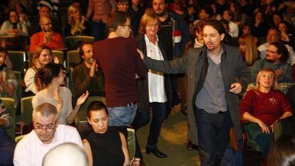 Pablo Iglesias saluda a Íñigo Errejón en la entrega de premios del evento Un país de medallas.