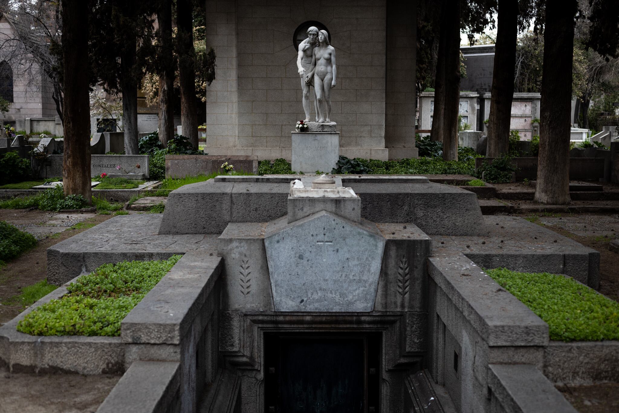 Una escultura de Rebeca Matte en el Cementerio General en Santiago.