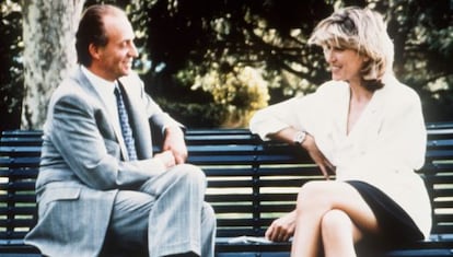 El Rey conversa con la periodista Selina Scott en 1992.