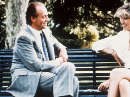 El Rey conversa con la periodista Selina Scott en 1992.