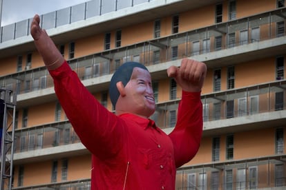 Un gigante inflable representando a Hugo Chavez es vista en la Avenida Bolivar de Caracas. 