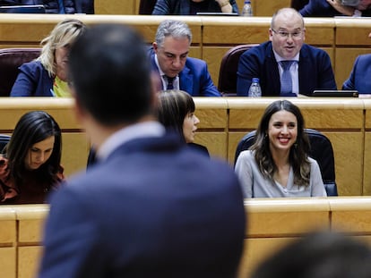 A la izquierda, la ministra de Derechos Sociales, Ione Belarra, y, a la derecha, Irene Montero, ministra de Igualdad, durante la comparecencia de Pedro Sánchez (en primer término) el pasado martes en el Senado.