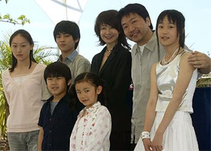 El director Kore-eda Hirokazu, segundo por la derecha, con el equipo de la película <i>Nobody knows.</i>