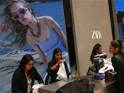 Clientes en una tienda de Zara en Caracas, Venezuela.