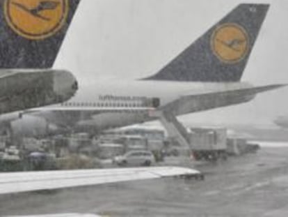 Aviones parados por el temporal de nieve en Europa