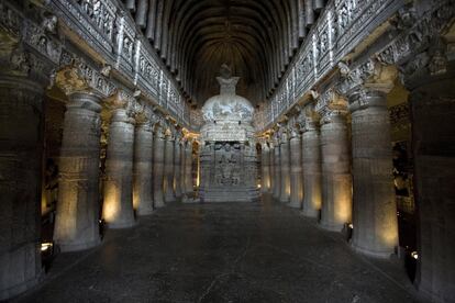 Las cuevas de Ajanta, en India, son conocidas por sus 29 grutas artificiales pintadas y esculpidas para el culto budista en el siglo II a.C. Estas cuevas estuvieron escondidas bajo la maleza hasta que en el siglo XIX fueron redescubiertas por los ingleses.