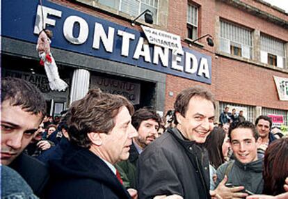 Zapatero y el líder socialista en Castilla y León, Ángel Villalba, a la izquierda, con los trabajadores de Fontaneda.