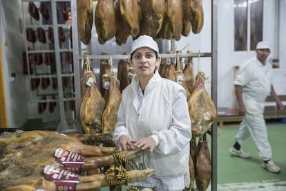 Desislava Tsvetanova, trabaja en la fabrica de embutidos La Hoguera, junto a su marido.