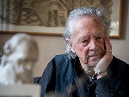 Peter Handke, premio Nobel de Literatura en 2019, en su casa de Chaville, cerca de París, el pasado viernes.