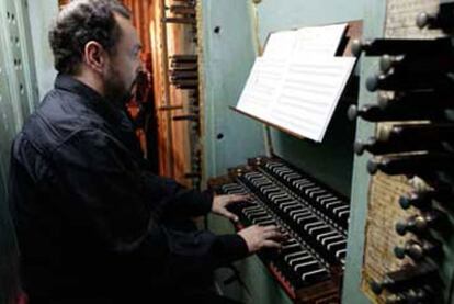 El organista Javier Artigas, intérprete del primer concierto del 26º Festival de Órgano de Álava.