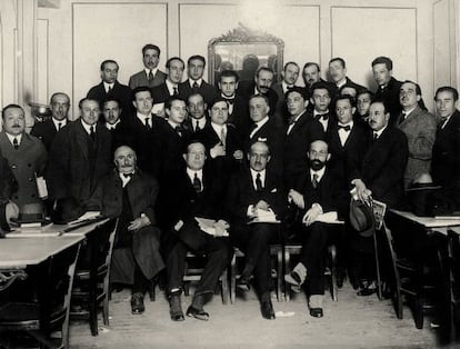 Homenaje a Ortega y Gasset en Madrid,1920.Juan Ramón es el primero a la derecha en la fila de abajo; junto a él, Ortega y, al lado de este, Azorín.