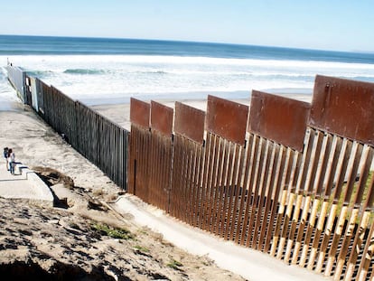 Ciudadanos mexicanos observan desde la línea fronteriza de Tijuana hacia territorio estadounidense