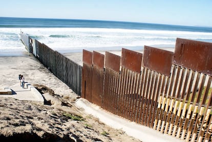 Ciudadanos mexicanos observan desde la línea fronteriza de Tijuana hacia territorio estadounidense