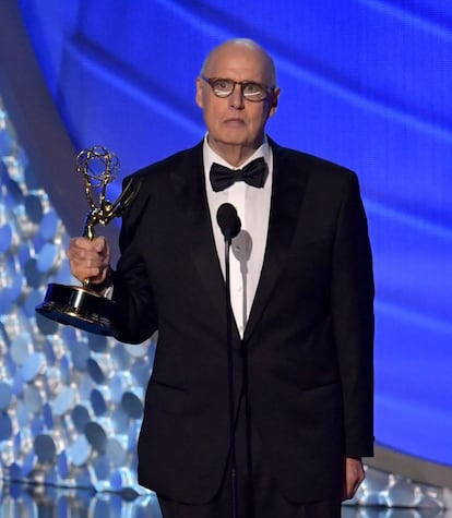 El actor Jeffrey Tambor repitió su galardón al mejor intérprete cómico por “Transparent”.