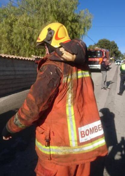 Uno de los bomberos que ha participado en la extinción.