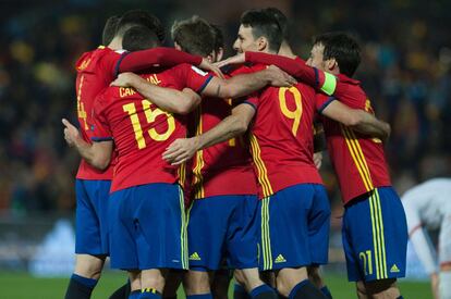 Los jugadores españoles celebran el cuarto gol marcado a Macedonia.